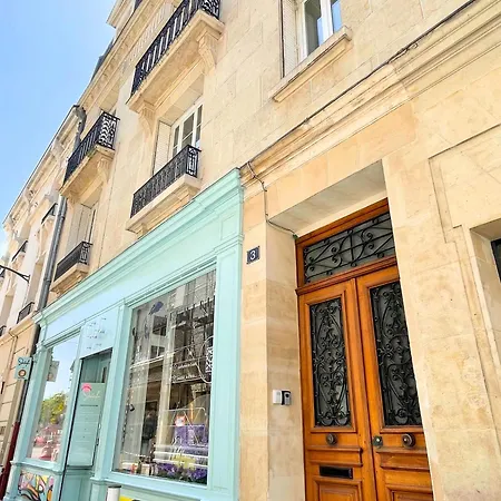 So Guest, Clou Dans Le Fer, Modern Near Cathedral *