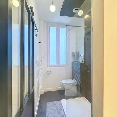 So Guest, Clou Dans Le Fer, Modern Near Cathedral アパート *