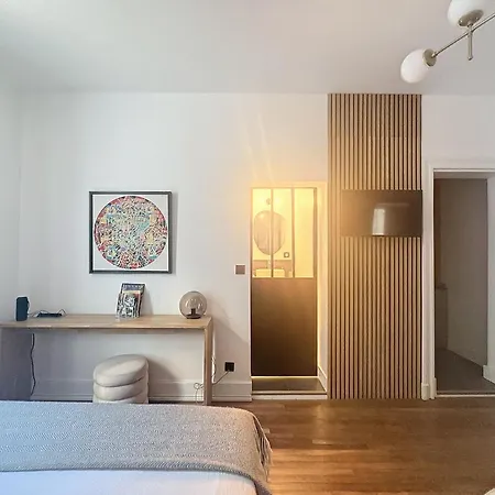 So Guest, Clou Dans Le Fer, Modern Near Cathedral Reims