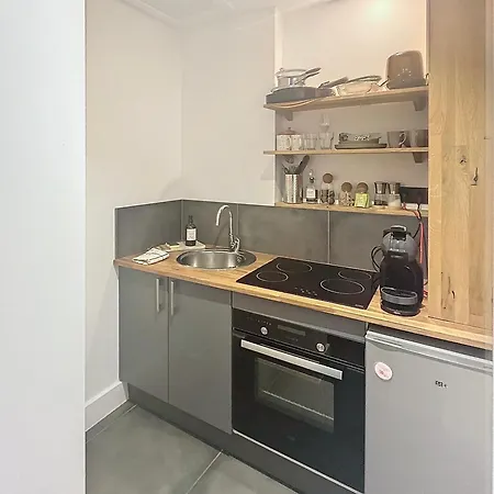 So Guest, Clou Dans Le Fer, Modern Near Cathedral * ランス