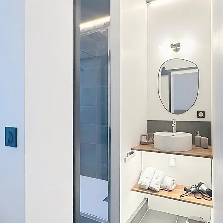 So Guest, Clou Dans Le Fer, Modern Near Cathedral アパート