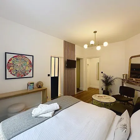 So Guest, Clou Dans Le Fer, Modern Near Cathedral