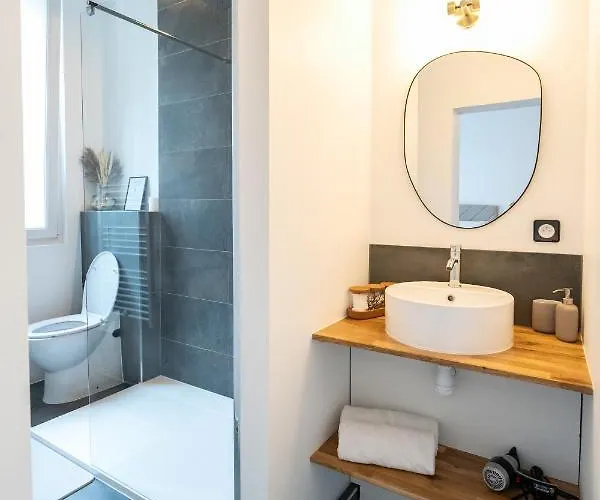 So Guest, Clou Dans Le Fer, Modern Near Cathedral Reims