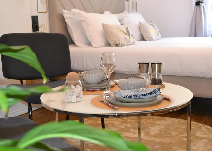 So Guest, Clou Dans Le Fer, Modern Near Cathedral *