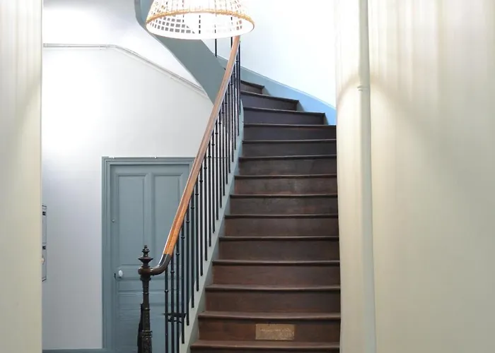 So Guest, Clou Dans Le Fer, Modern Near Cathedral * Reims