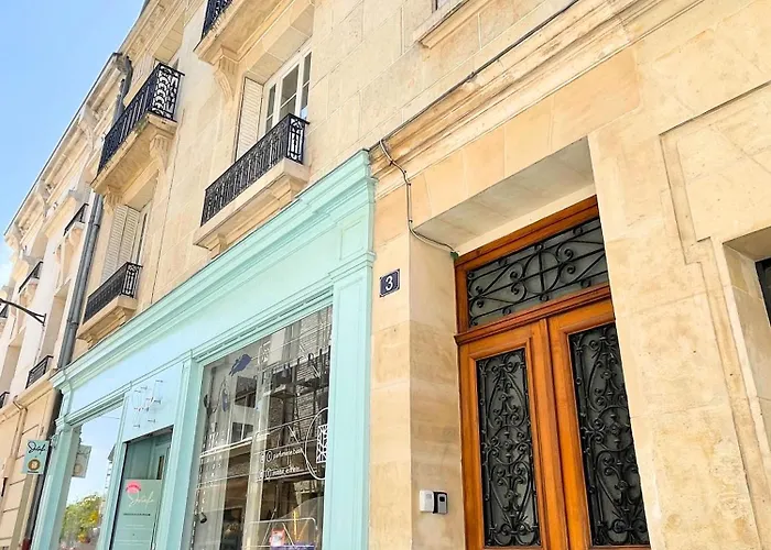 So Guest, Clou Dans Le Fer, Modern Near Cathedral *