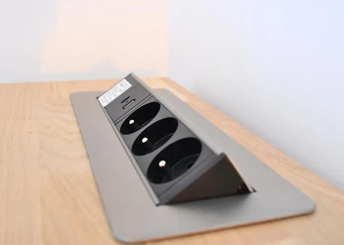 So Guest, Clou Dans Le Fer, Modern Near Cathedral *