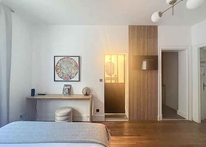 So Guest, Clou Dans Le Fer, Modern Near Cathedral Реймс