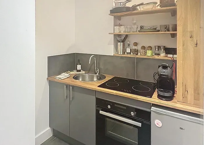 So Guest, Clou Dans Le Fer, Modern Near Cathedral * Реймс