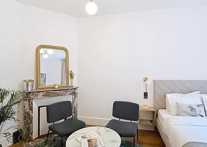 So Guest, Clou Dans Le Fer, Modern Near Cathedral * Реймс