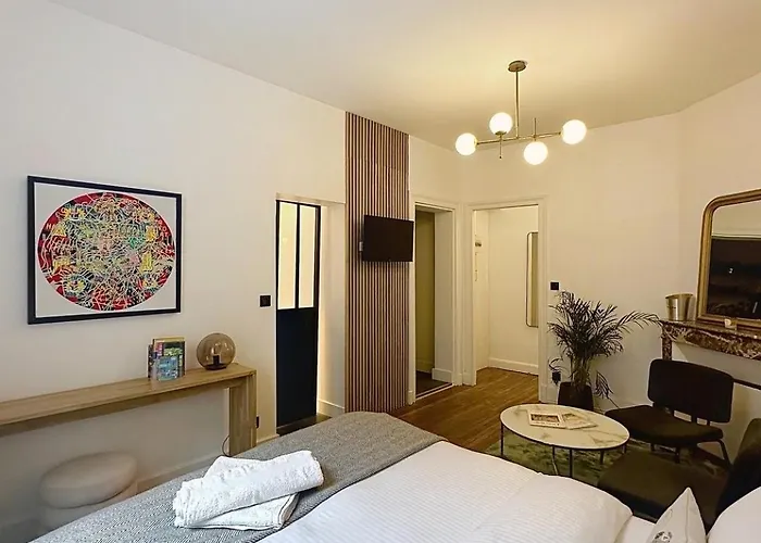 So Guest, Clou Dans Le Fer, Modern Near Cathedral